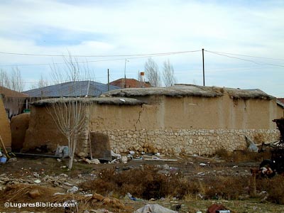 Mudbrick-and-stone-house-with-plaster-and-mat-roof-near-Derbe-tb010101643-lugaresbiblicos.jpg