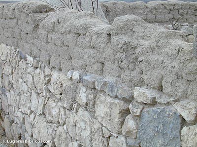 Mudbricks-on-stone-foundation-near-Derbe-tb010101735-lugaresbiblicos.jpg